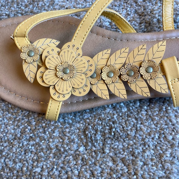 Andiamo Ascout Mustard Yellow floral Boho Sandals T Strap Thong Size 7.5Wide - Picture 2 of 8